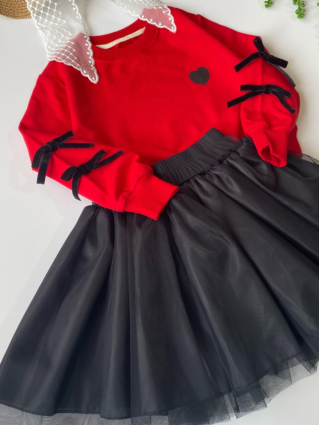 کراپ و دامن قرمز