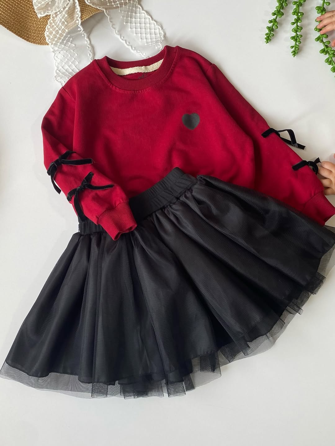 کراپ و دامن قرمز