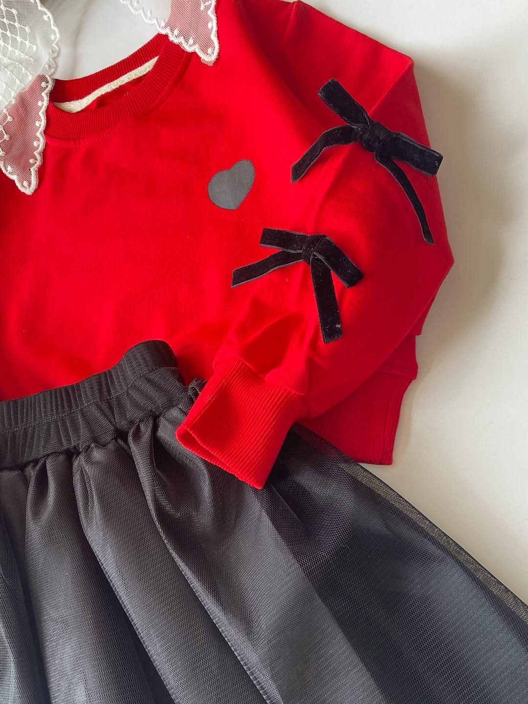 کراپ و دامن قرمز